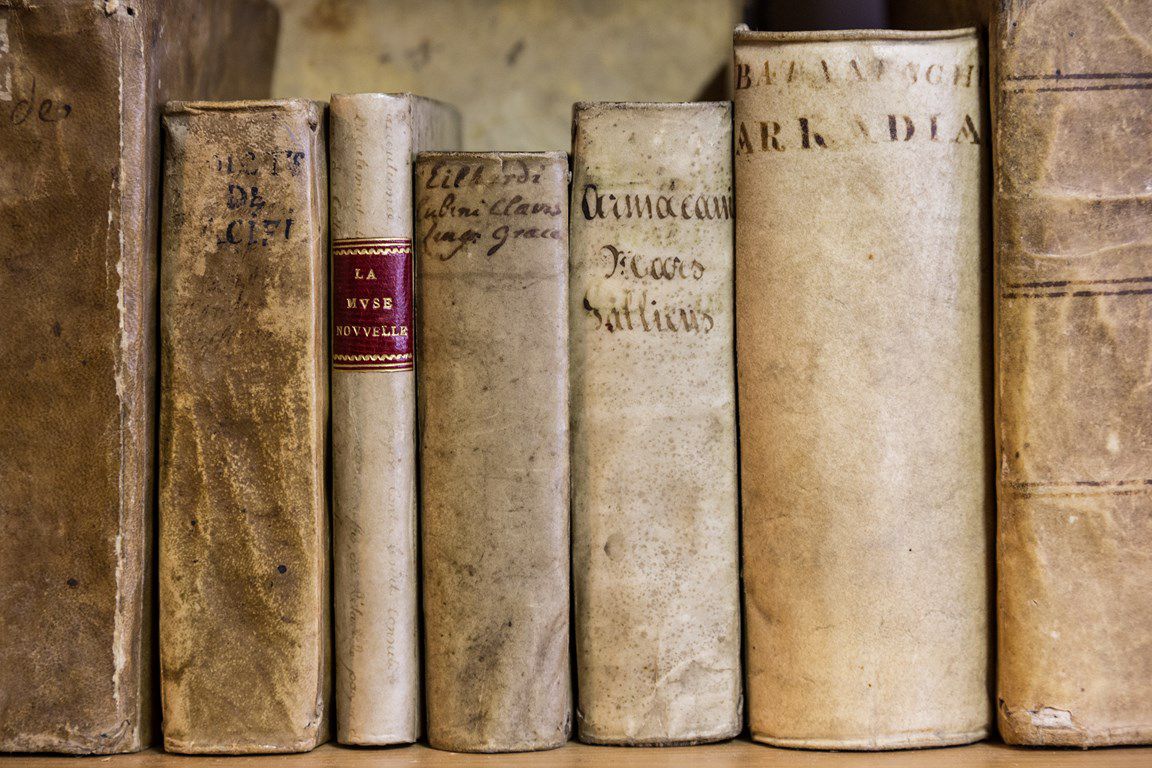 découvrez l'univers fascinant des livres anciens, ces trésors littéraires chargés d'histoire. explorez notre collection unique, riche en savoir et en charme, pour les passionnés de littérature et les curieux. plongez dans un voyage à travers le temps avec des ouvrages rares et précieux.