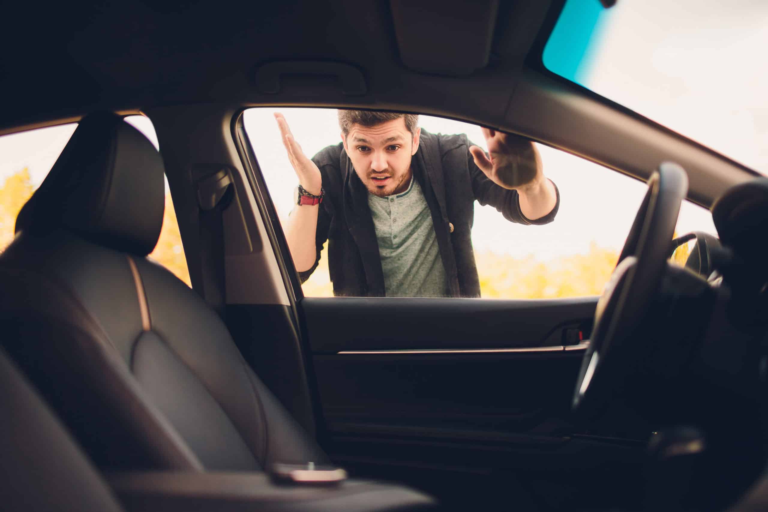 découvrez comment débloquer une porte de voiture coincée avec nos conseils pratiques et astuces simples. ne laissez pas une porte bloquée gâcher votre journée !